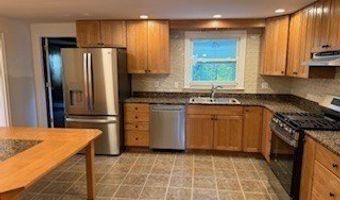 27 Lincoln Cir W 27, Andover, MA 01810
