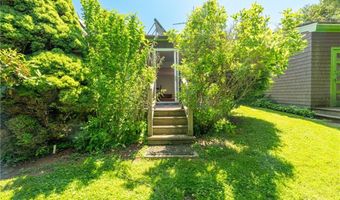 142 Honeyman Ave, Middletown, RI 02842