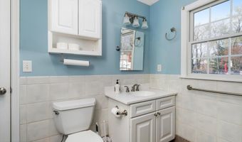 4 Twain Dr, Allentown, NJ 08501