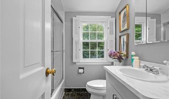 152 Glen Hills Dr, Cranston, RI 02920