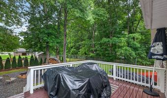 79 Pembroke Ave, Acushnet, MA 02743