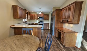 2702 Railroad Cir, Aberdeen, SD 57401