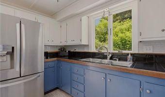 21 Clinton Ave, Newport, RI 02840