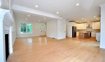 81 Club Dr, Berlin, CT 06037