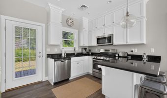 2 Kings Pine Ln, Arundel, ME 04046
