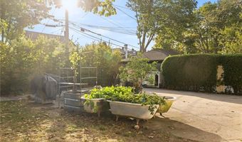 17 Everett St, Newport, RI 02840
