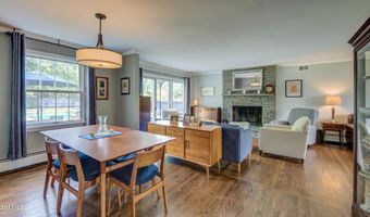 4 Fairway Ct, Albany, NY 12208