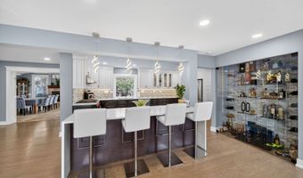24 W Berkley Dr, Arlington Heights, IL 60004