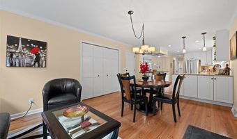 21 Meadowbrook Country Club Est, Ballwin, MO 63011
