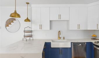11 Sunshine Ct, Newport, RI 02840