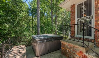 24 Woodcrest Rd, Asheville, NC 28804