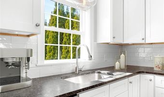 5 Thelma Ln 5, Middletown, RI 02842