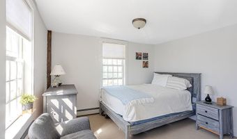 3 Vicksburg Pl, Newport, RI 02840