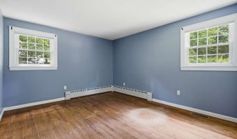 16 Ramblewood Dr, Branford, CT 06405