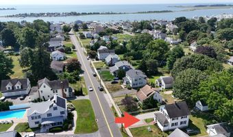 91 Grove St, Clinton, CT 06413