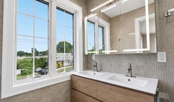 37 Beverly Dr, Albertson, NY 11507
