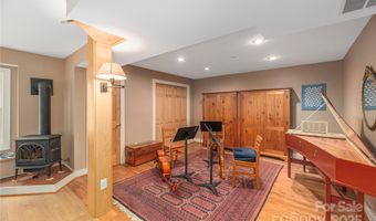 17 Red Oak Ln, Alexander, NC 28701