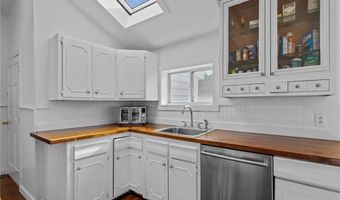 16 Courtway St, Narragansett, RI 02882
