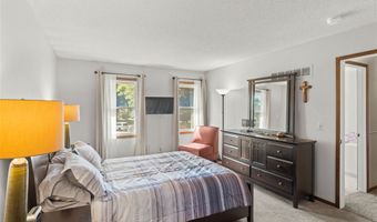 2242 Camelot Ct, Altoona, IA 50009