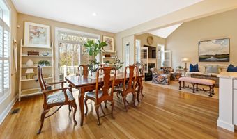 305 Richmond Glen Dr, Cheshire, CT 06410