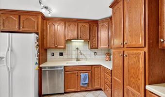 740 Woodside Trails Dr 103, Ballwin, MO 63021