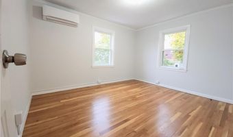 1 Shangri-La Ln, Middletown, RI 02842