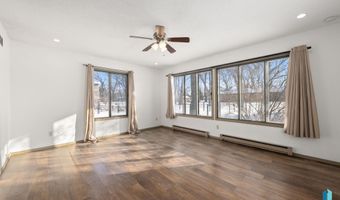 702 S 3rd St, Beresford, SD 57004