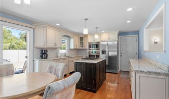40 Murphy Dr, Cumberland, RI 02864