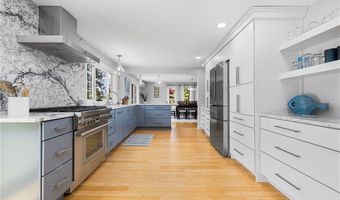 5 Maloney Ln, Middletown, RI 02842