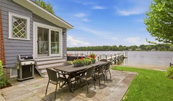 11 Opechee Dr, Barrington, RI 02806