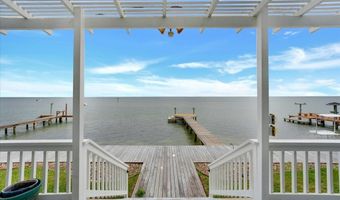 319 Bayview Dr, City By The Sea, TX 78336