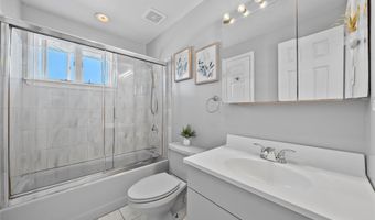 15 Hayes Rd, Amity Harbor, NY 11701