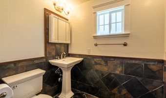 520 5TH St, Bandon, OR 97411