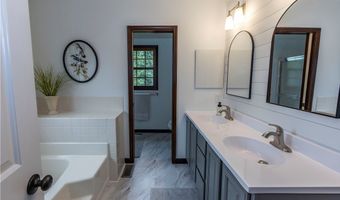 300 Lakeview Cir, Aurora, OH 44202