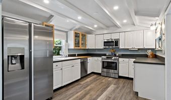 8 Lincoln Ave, Bristol, RI 02809