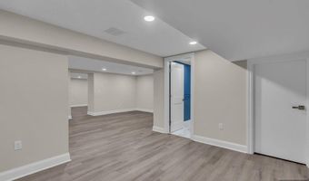 55 Maiden Ln, Bergenfield, NJ 07621