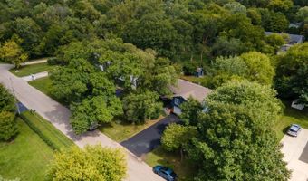 1245 WINAKI Trl, Algonquin, IL 60102