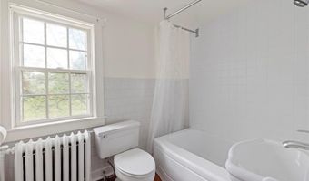 6 Baldwin Rd, Middletown, RI 02842