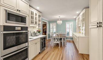 7421 BEVERLY MANOR Dr, Annandale, VA 22003