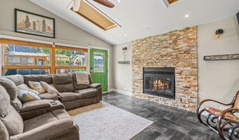 330 N Country Club Dr, Addison, IL 60101