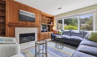 2 Martingale Ln, Narragansett, RI 02882