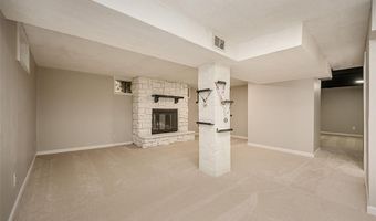 270 E Skyline Dr, Ballwin, MO 63011
