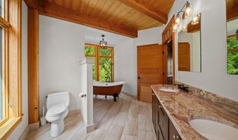 119 Moat View Dr, Albany, NH 03813
