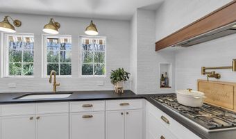 14 Bunker Hill Dr, Middletown, NJ 07748
