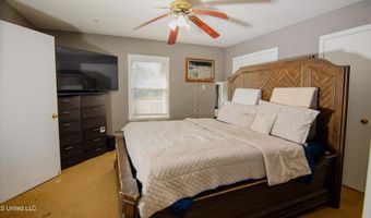 105 Park St, Batesville, MS 38606