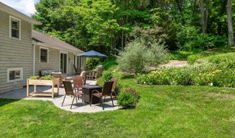 31 Wildwood Dr, Branford, CT 06405
