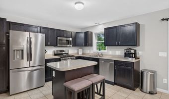 79 Pembroke Ave, Acushnet, MA 02743