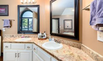 914 Lakeview Dr, Auburn, IN 46706