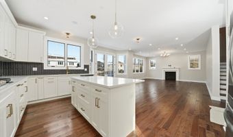 926 E Crest Ave, Addison, IL 60101