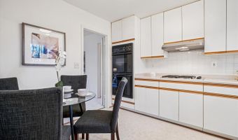 8928 CHELTONHAM Pl, Annandale, VA 22003